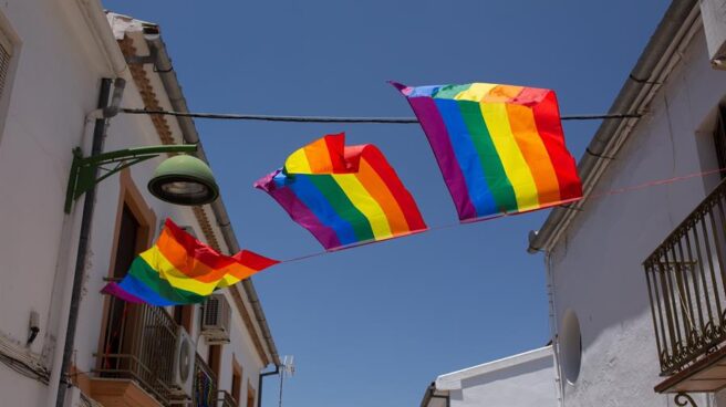 Cuelgan 400 banderas gais en un pueblo al quitar una el Ayuntamiento