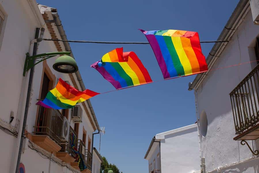 Cuelgan 400 banderas gais en un pueblo malagueño al quitarla el ayuntamiento