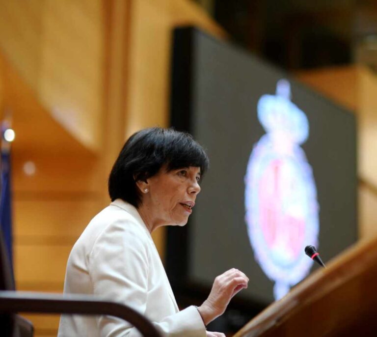 Celaá defiende la educación afectivo-sexual para que no se tenga que aprender "en películas o en Twitter"