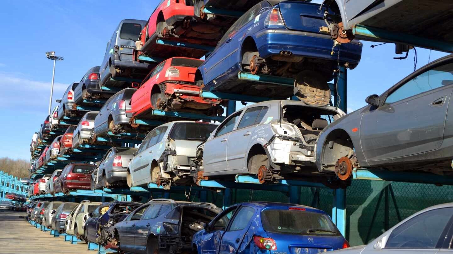 Coches amontonados en un desguace.