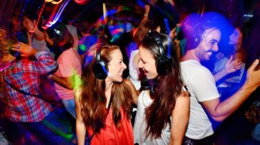 Cataluña prohíbe el baile entre desconocidos o sin registro previo en las discotecas