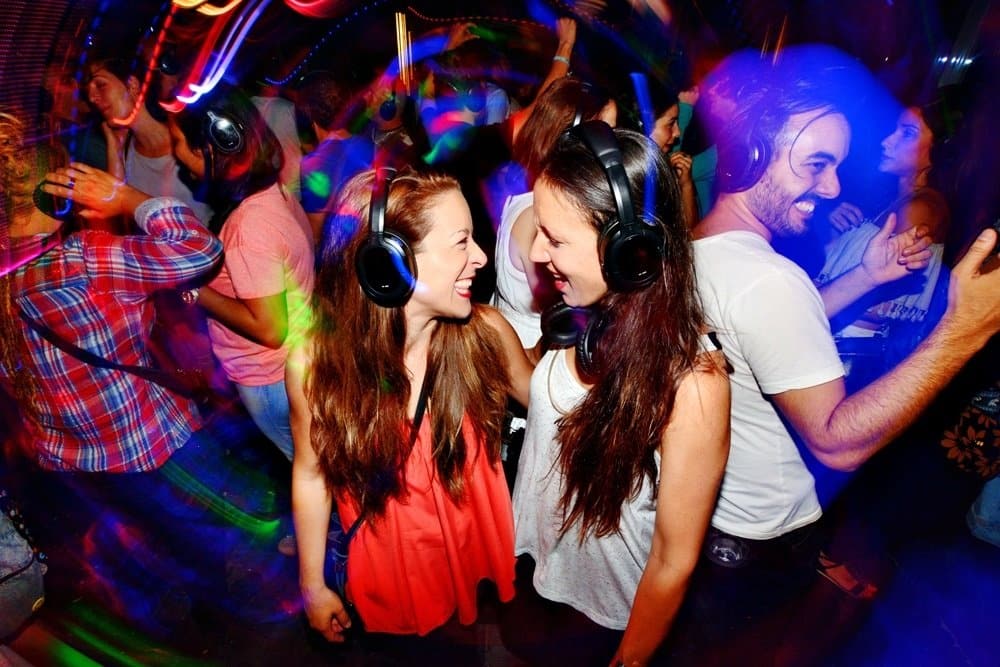 Cataluña prohíbe el baile entre desconocidos o sin registro previo en las discotecas