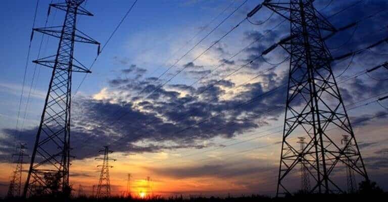 La CNMC da más tiempo a las energéticas y al Gobierno y retrasa los peajes de luz y gas a 2021