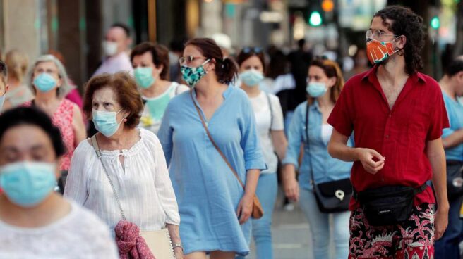 Transeúntes con mascarilla en las calles de Valencia.