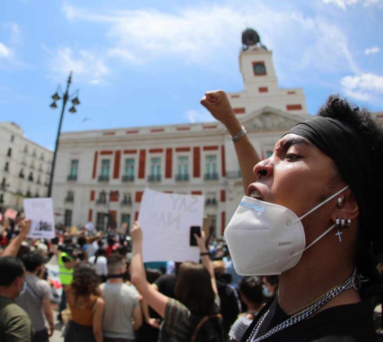 Miles de personas se manifiestan en España contra el racismo