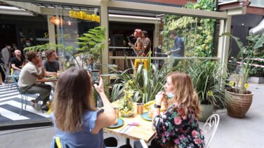 La 'nueva normalidad' en Madrid: piscinas al 50%, terrazas al 80% y guarderías abiertas
