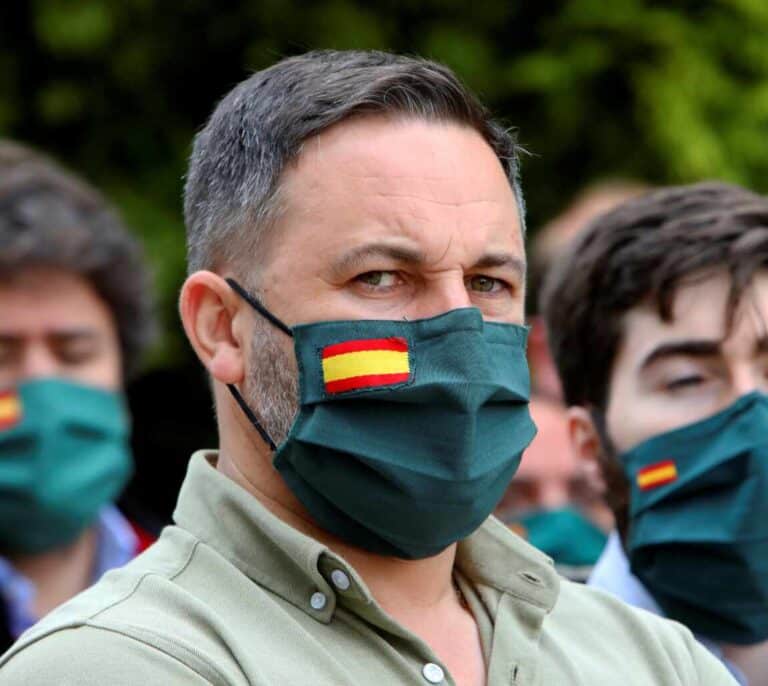 Abascal pide que la Armada detenga las pateras antes de entrar en aguas españolas y exige deportaciones inmediatas