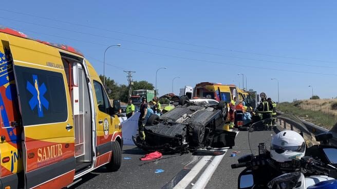 Efectivos del Samur-Protección Civil y bomberos del Ayuntamiento de Madrid intervienen en una accidente de tráfico en la A-4.
