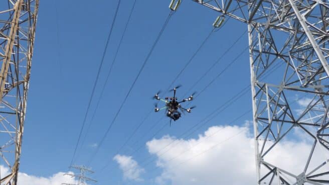 Un dron revisa la red de distribución de Endesa.