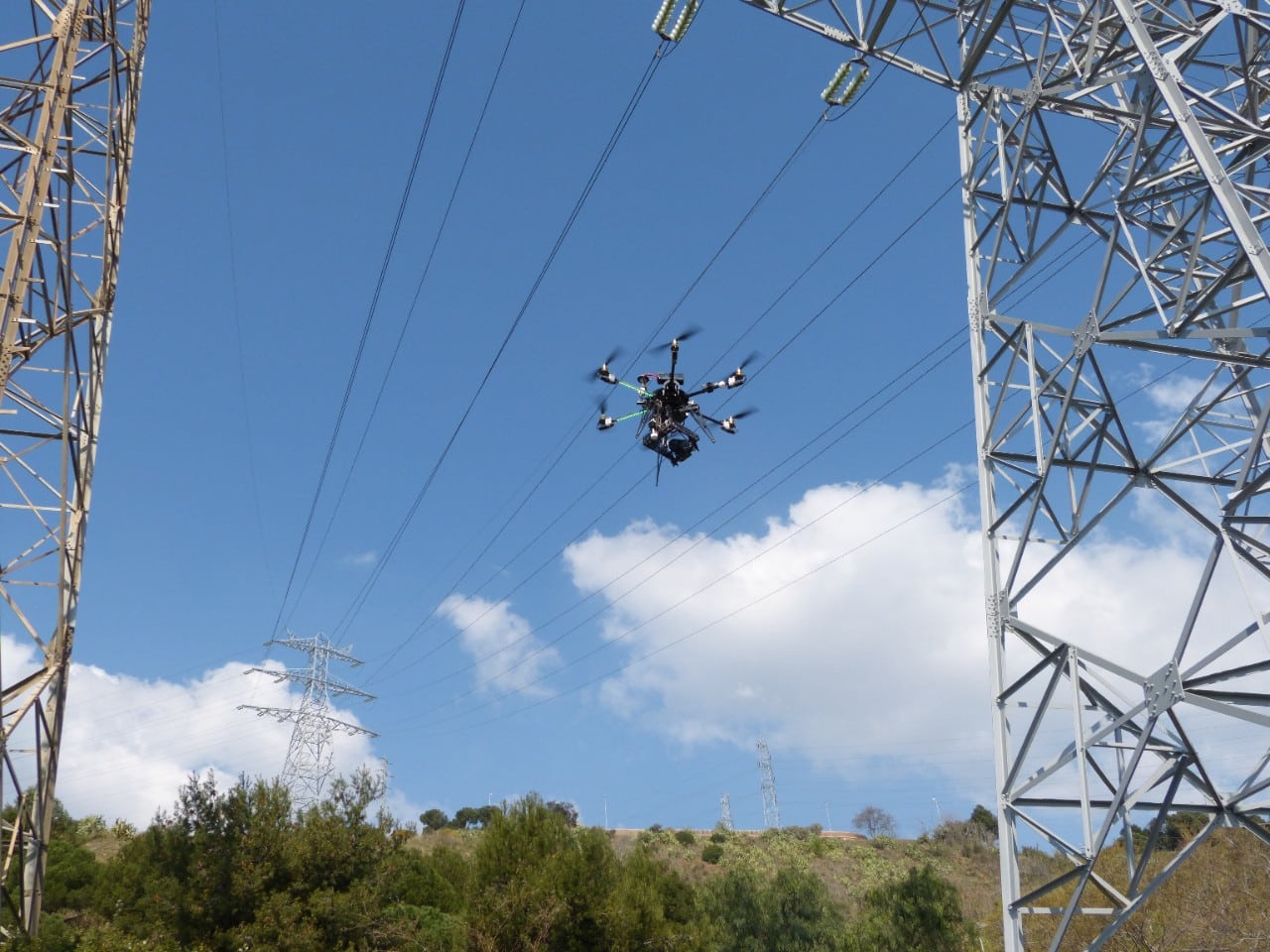 Un dron revisa la red de distribución de Endesa.