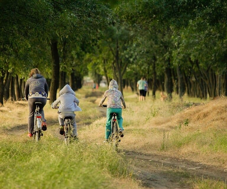 Consejos para enseñar a tus hijos a montar en bici fácilmente y evitar errores