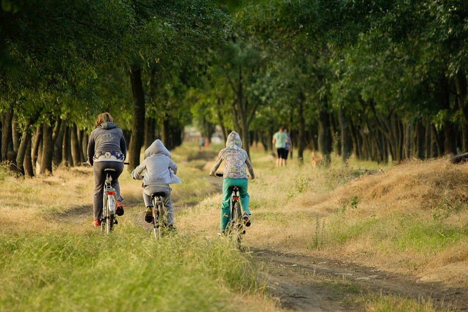 Consejos para enseñar a tus hijos a montar en bici fácilmente y evitar errores