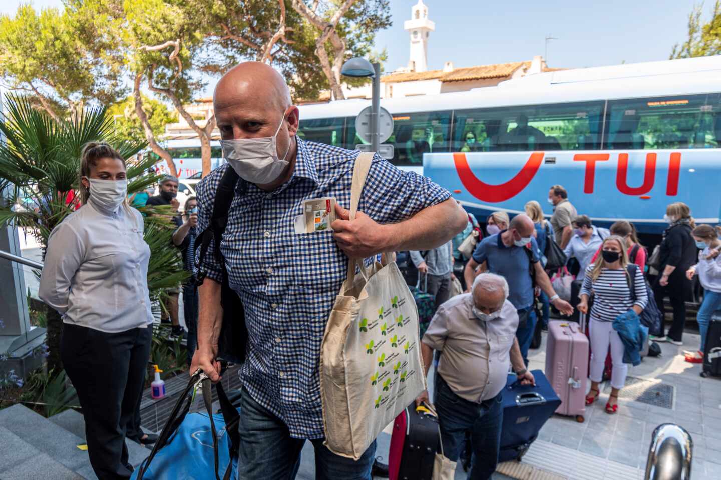 Triple control para los turistas que lleguen a España: ficha, temperatura y examen visual