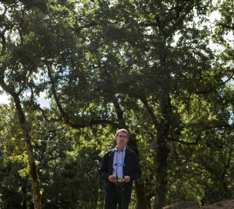 Feijóo lucha contra el miedo de los mayores: "Que nadie decida por vosotros, los colegios son seguros"