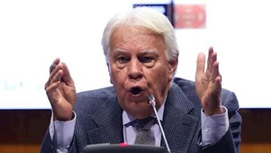 Felipe González pide respetar la presunción de inocencia y "legado histórico" de don Juan Carlos