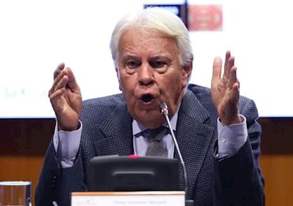 Felipe González pide respetar la presunción de inocencia y "legado histórico" de don Juan Carlos