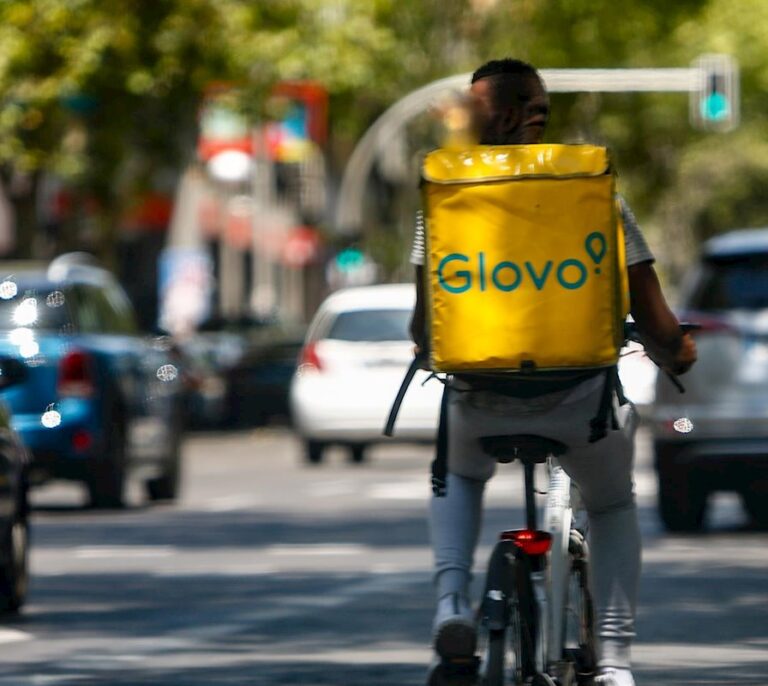 Trabajo multa con 57 millones a Glovo por emplear personas extranjeras y falsos autónomos