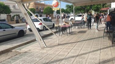 Detienen a un conductor ebrio por atropellar a varias personas en un bar de Guillena (Sevilla) tras una discusión