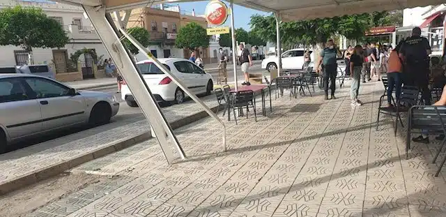Detienen a un conductor ebrio por atropellar a varias personas en un bar de Guillena (Sevilla) tras una discusión