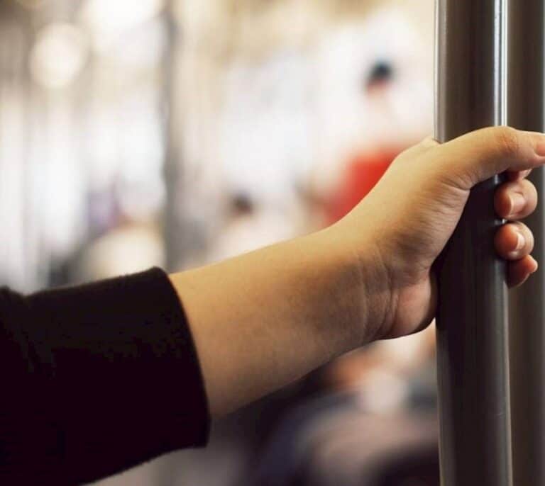 Sanidad avisa de los peligros para la salud de los dispositivos de luz ultravioleta u ozono para desinfectar