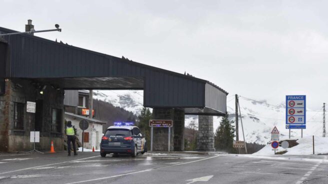 Control policial en la frontera con Francia.