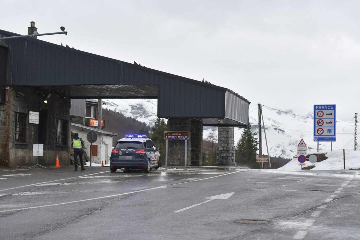 Control policial en la frontera con Francia.