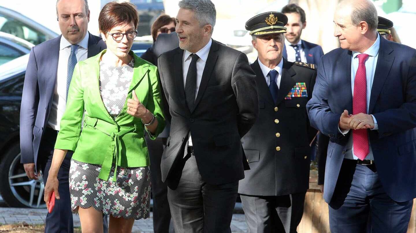 La directora general de la Guardia Civil, María Gámez, y el ministro del Interior, Fernando Grande-Marlaska, en Málaga.
