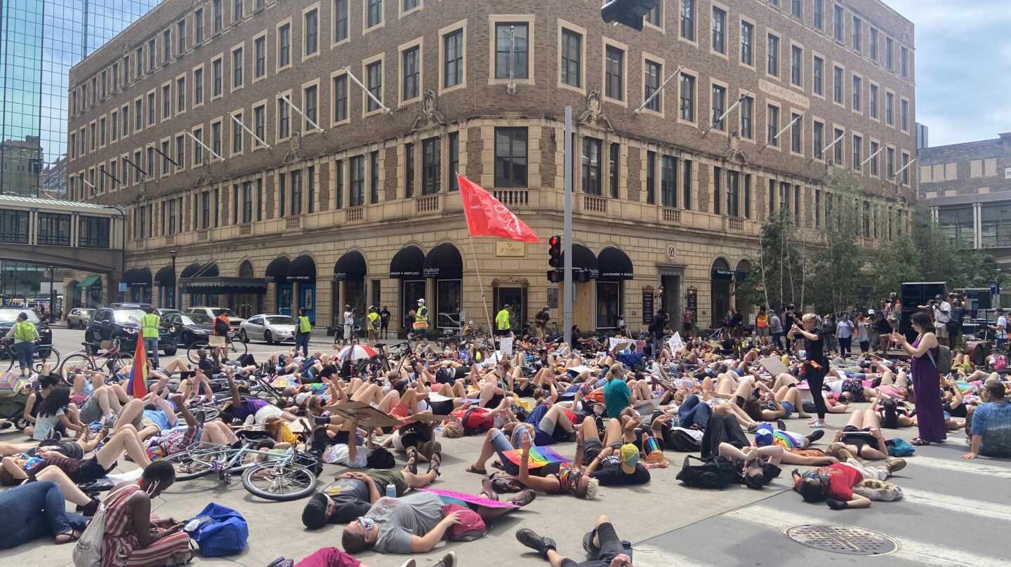 Manifestantes por el Orgullo y contra la violencia policial, este domingo en Minneapolis.