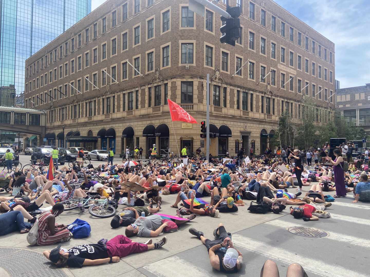 Manifestantes por el Orgullo y contra la violencia policial, este domingo en Minneapolis.