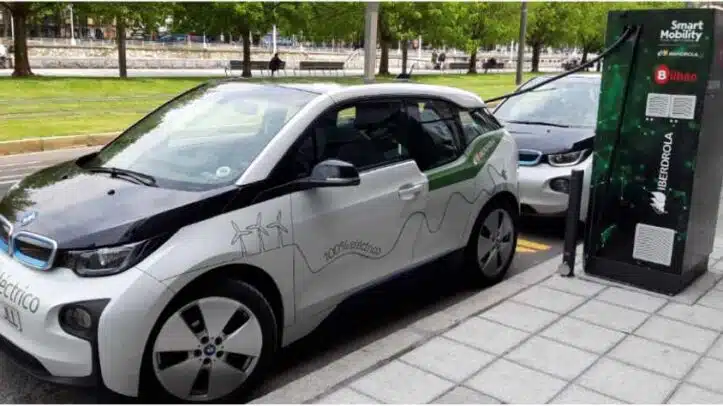 Un coche eléctrico en un punto de recarga.