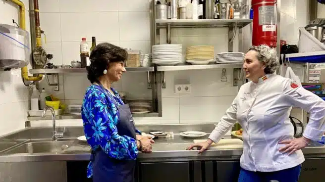 Ana Botín reivindica con mandil el sector de la hostelería en un vídeo con la cocinera Pepa Muñoz