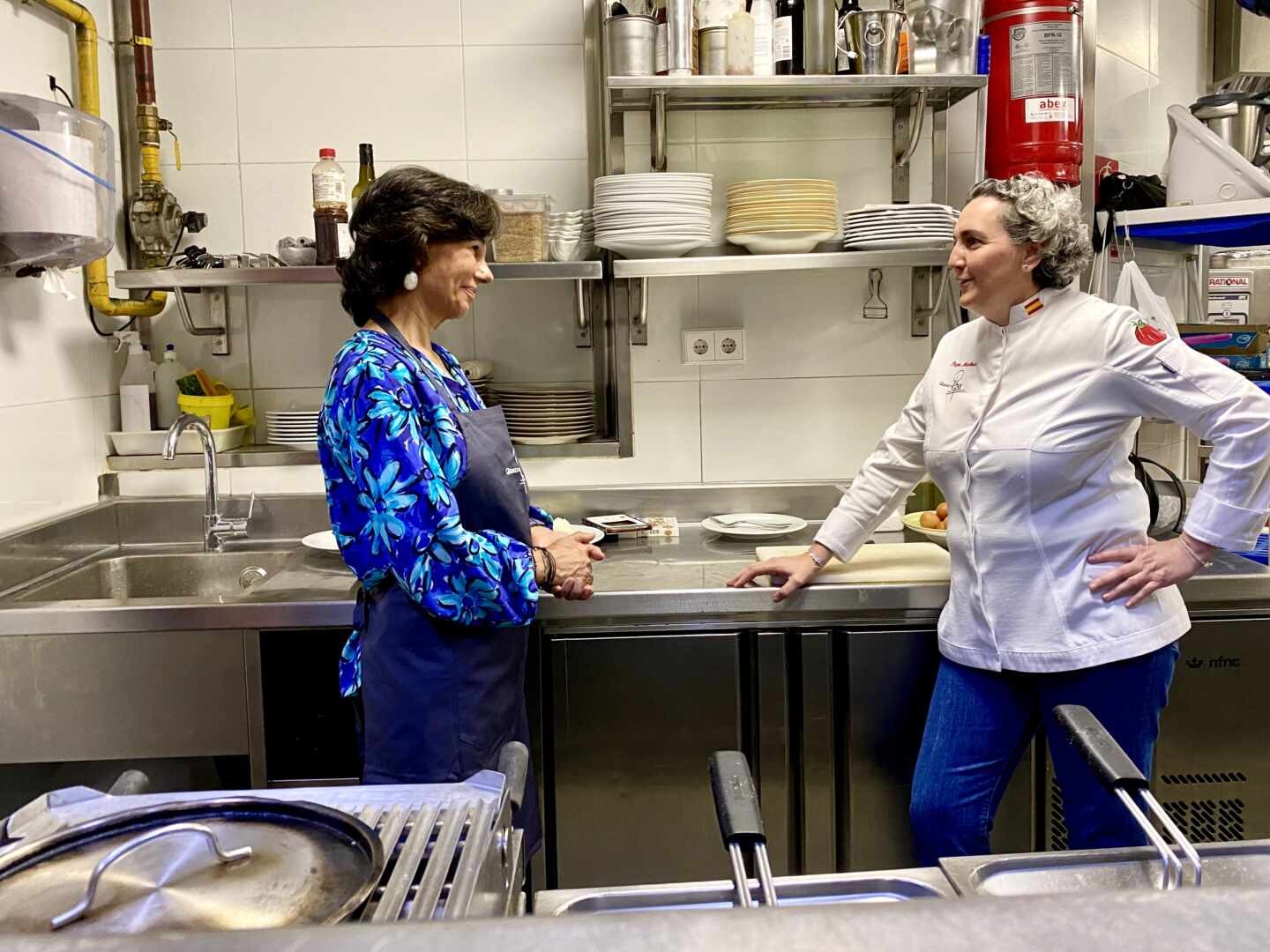 Ana Botín reivindica con mandil el sector de la hostelería en un vídeo con la cocinera Pepa Muñoz