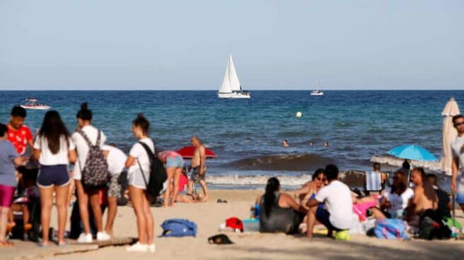 Grupos de jóvenes, esta semana, en una playa de Alicante.