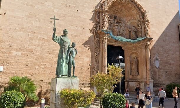 Estatua de Fray Junípero Serra en Mallorca.