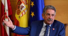 Revilla valora desconfinar Cantabria con un 20 % de la población vacunada