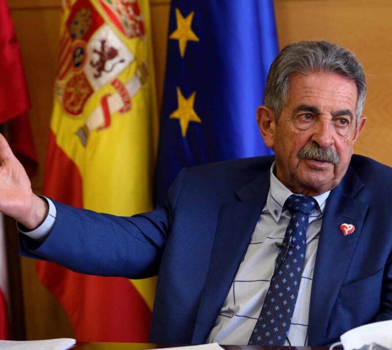 Revilla valora desconfinar Cantabria con un 20 % de la población vacunada
