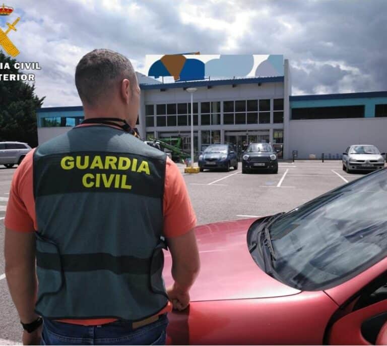 Investigado por robar un coche tras arrastrar 40 metros a su propietario