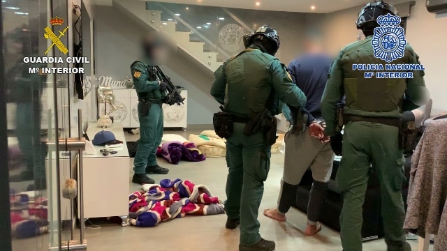 Guardias civiles, durante la detención de integrantes del 'clan de los Pantoja' el pasado mes de mayo.