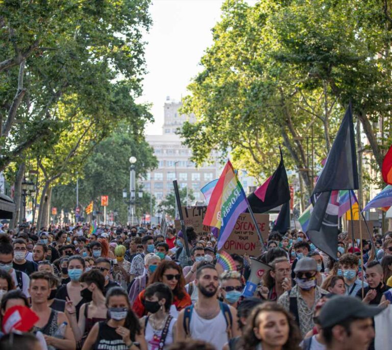 800 personas se manifiestan en Barcelona por el Orgullo LGTB