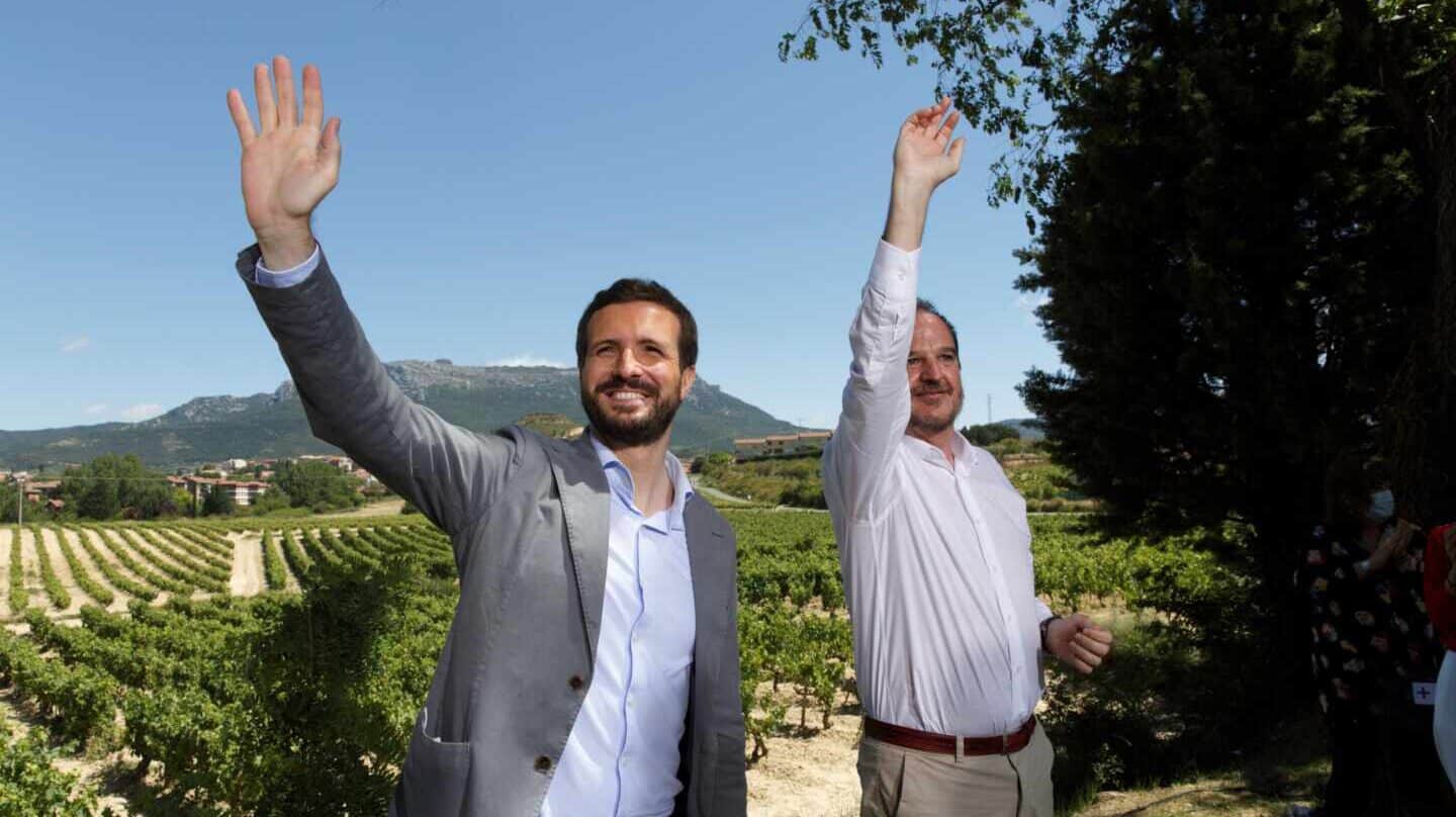 Pablo Casado y Carlos Iturgáiz, en un acto del PP en Labastida (Álava).