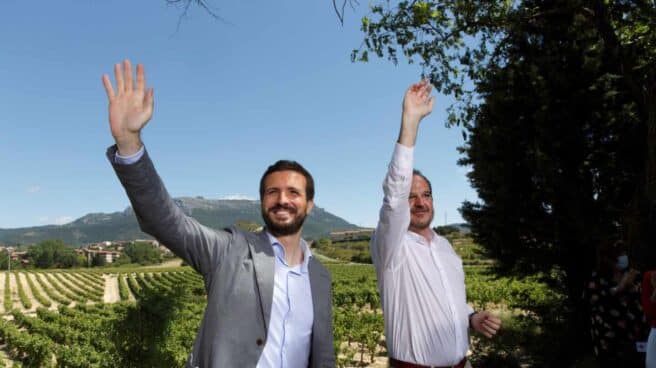 Pablo Casado y Carlos Iturgáiz, en un acto del PP en Labastida (Álava). Pablo Casado y Carlos Iturgáiz, en un acto del PP en Labastida (Álava).