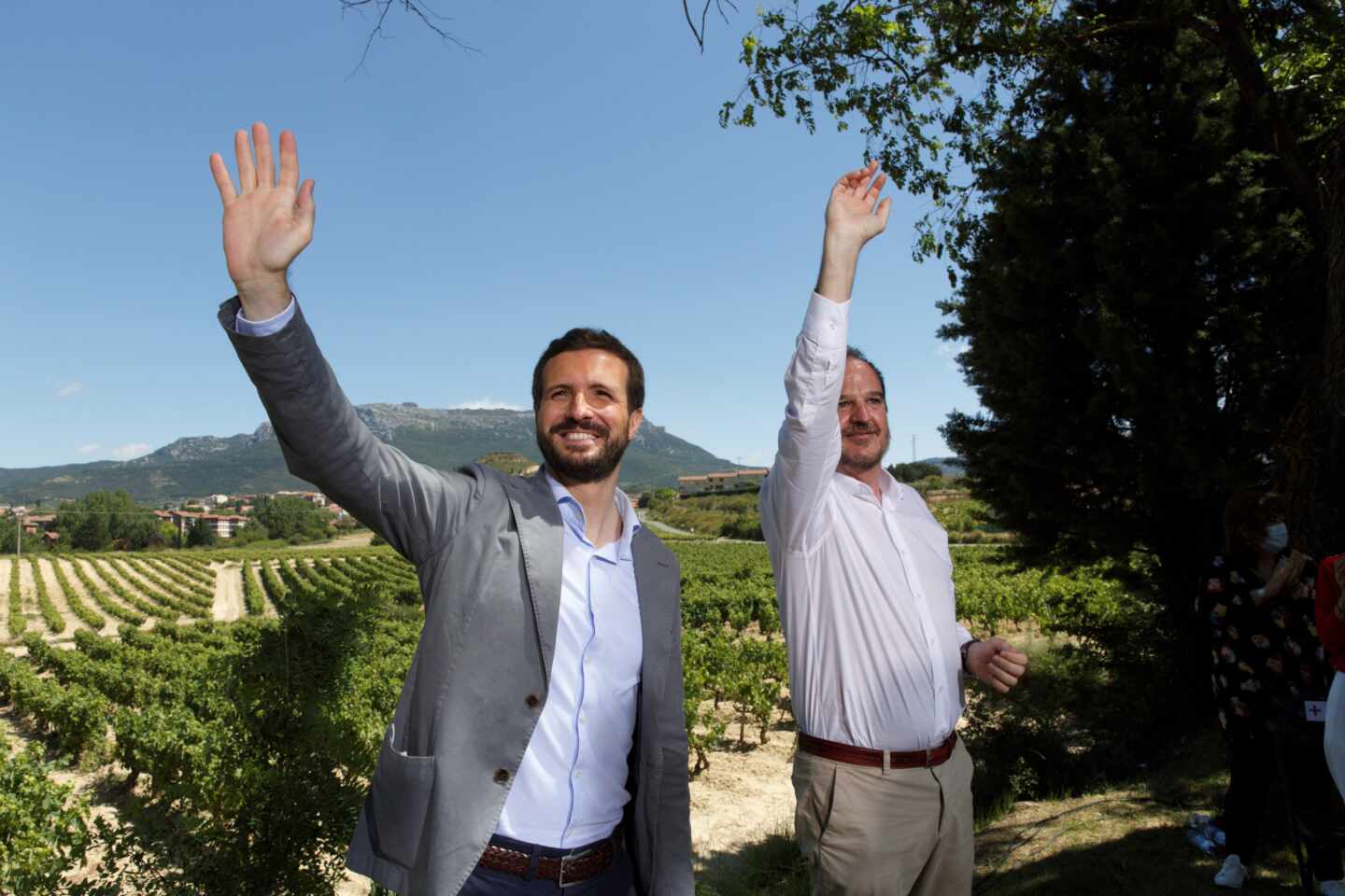 Pablo Casado y Carlos Iturgáiz, en un acto del PP en Labastida (Álava).