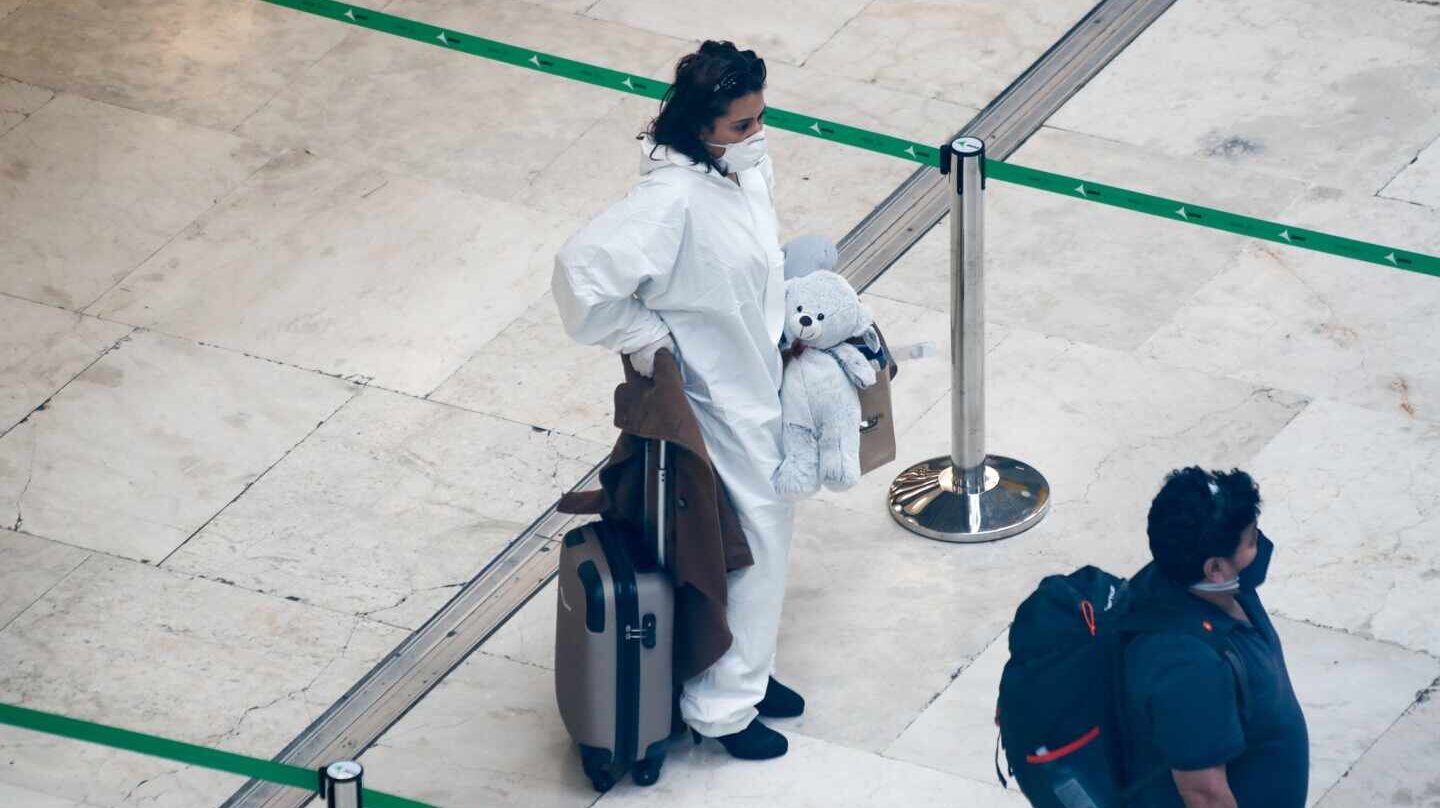 Una pasajera con equipos de protección en el aeropuerto de Madrid-Barajas.