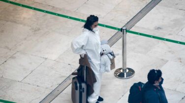 Sanidad notifica a Madrid dos positivos por COVID-19 llegados por Barajas
