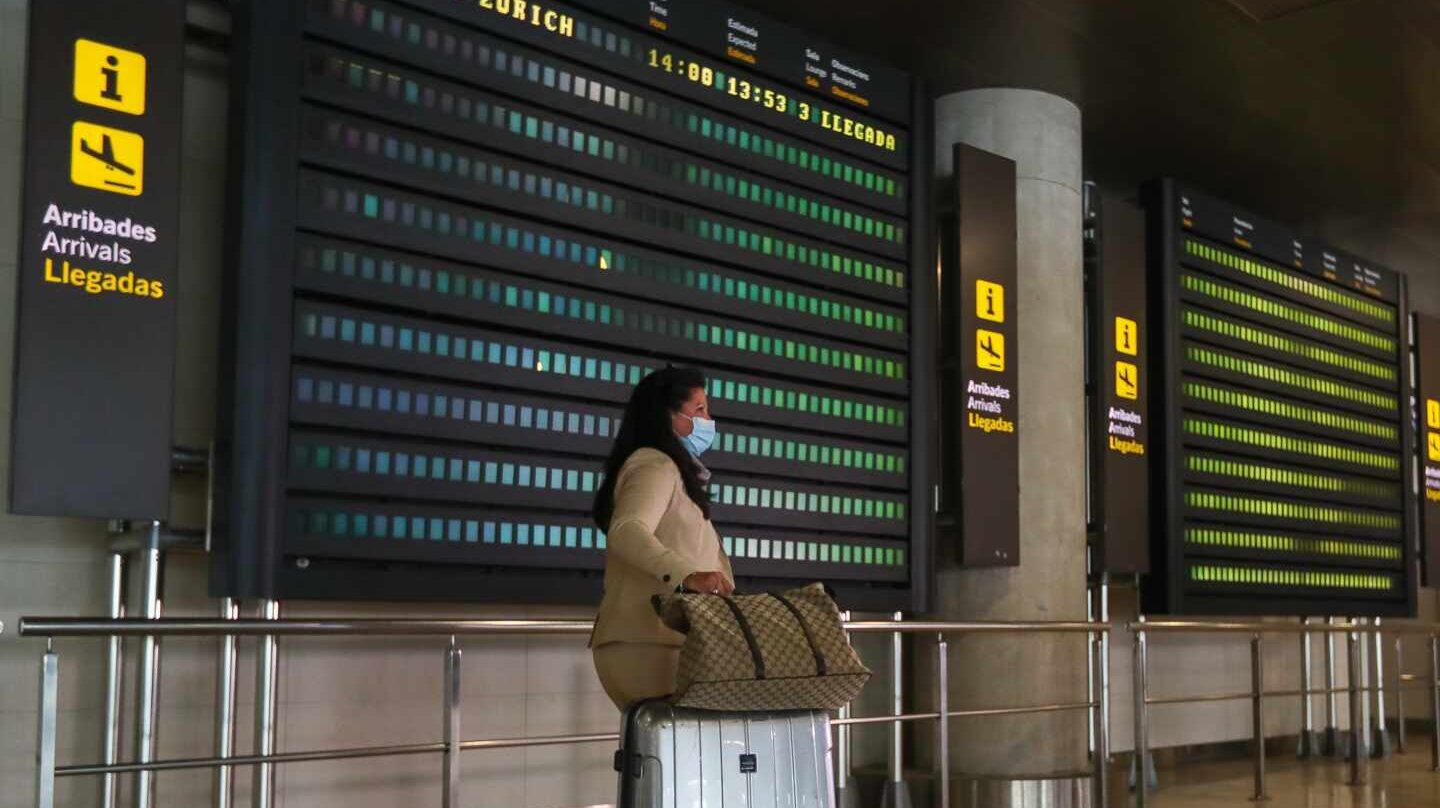 Pasajera con mascarilla en el aeropuerto de Valencia.