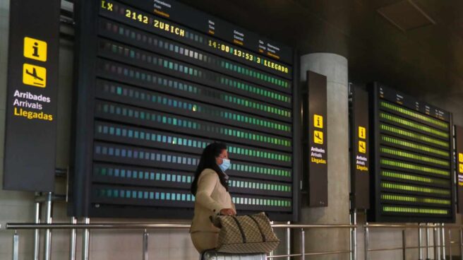 Pasajera con mascarilla en el aeropuerto de Valencia. Pasajera con mascarilla en el aeropuerto de Valencia.