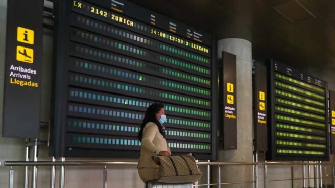 Pasajera con mascarilla en el aeropuerto de Valencia.