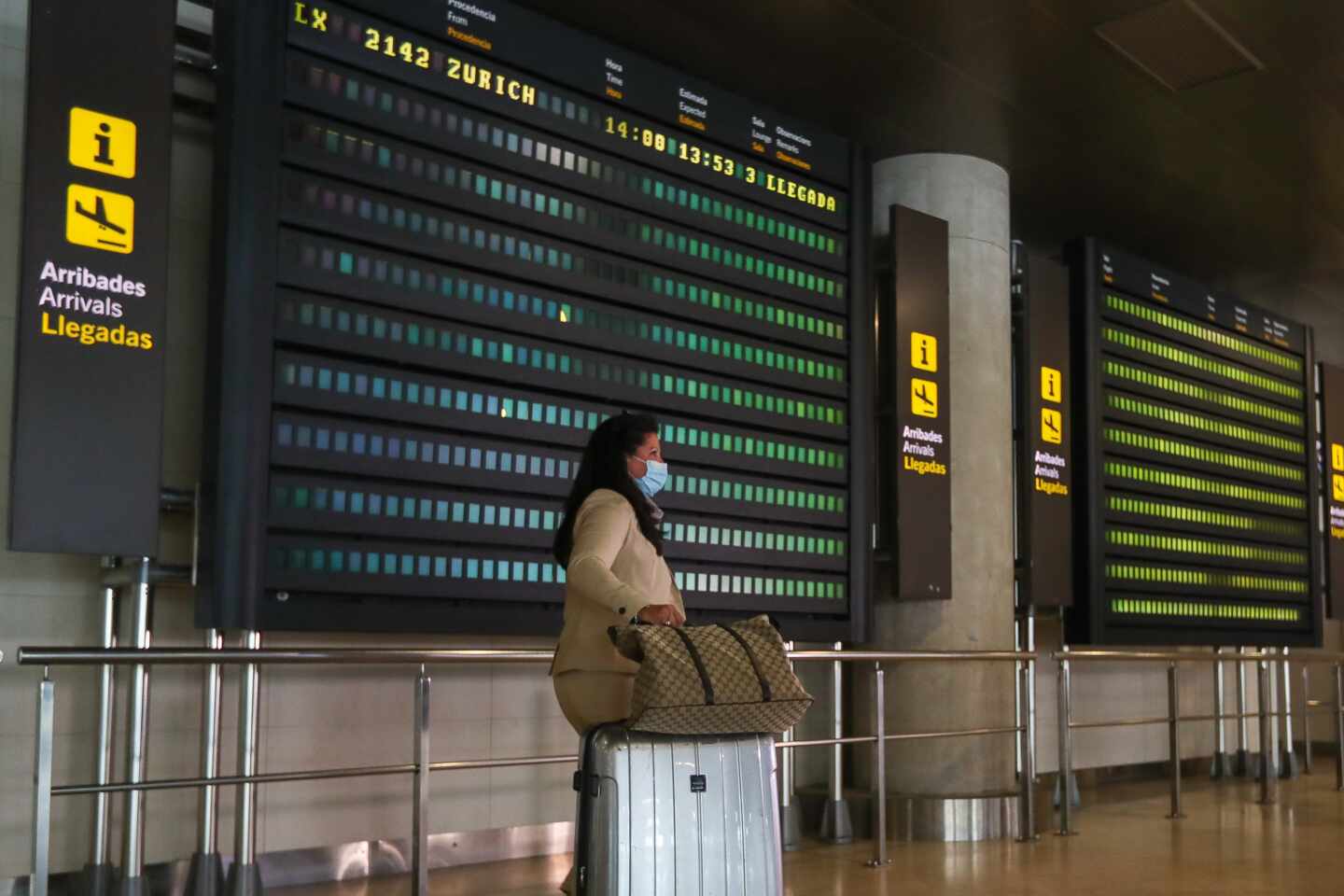 Pasajera con mascarilla en el aeropuerto de Valencia.