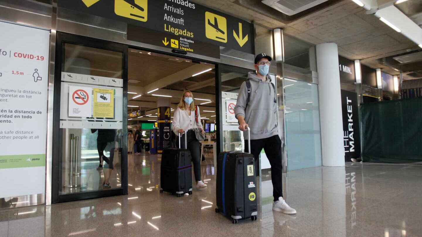 Pasajeros con mascarilla en el aeropuerto de Palma de Mallorca.