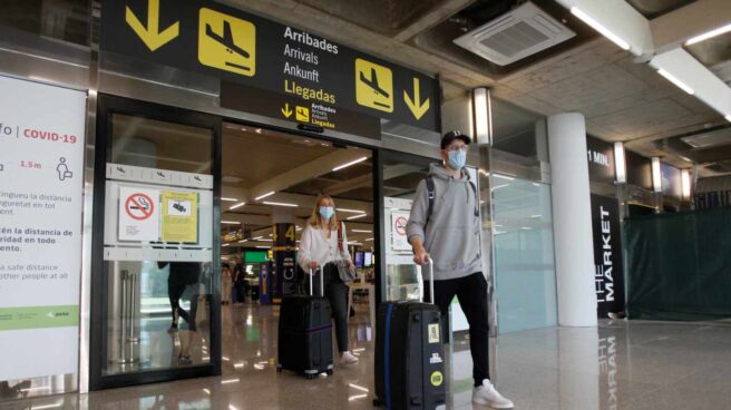 Pasajeros con mascarilla en el aeropuerto de Palma de Mallorca.